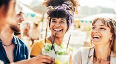 happy_young_people_toasting_mojito_drinks_beach_cocktail_bar